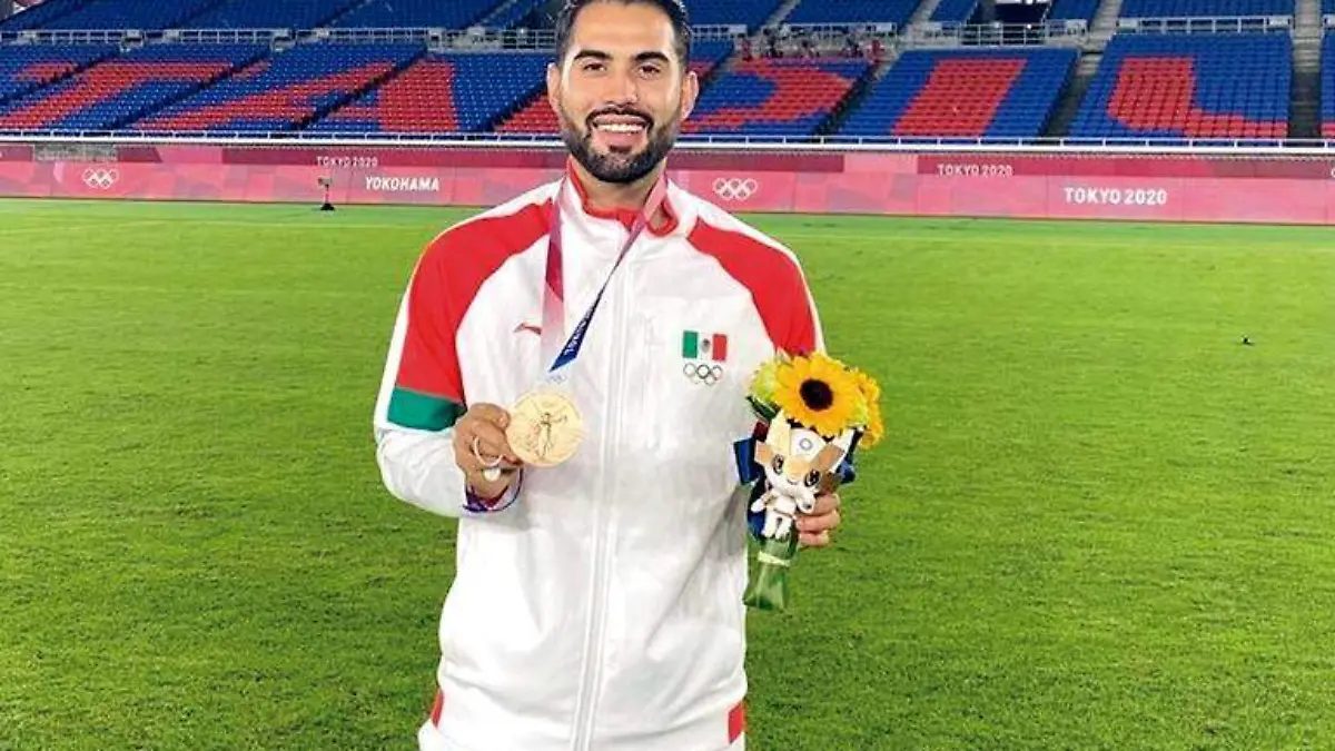 José Joaquín esquivel muestra la medalla de bronce obtenida con la Selección Mexicana de Futbol